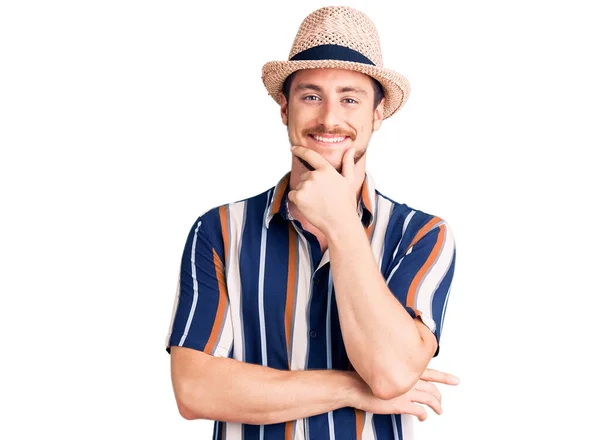 Homem Caucasiano Bonito Jovem Usando Chapéu Verão Olhando Confiante Para — Fotografia de Stock