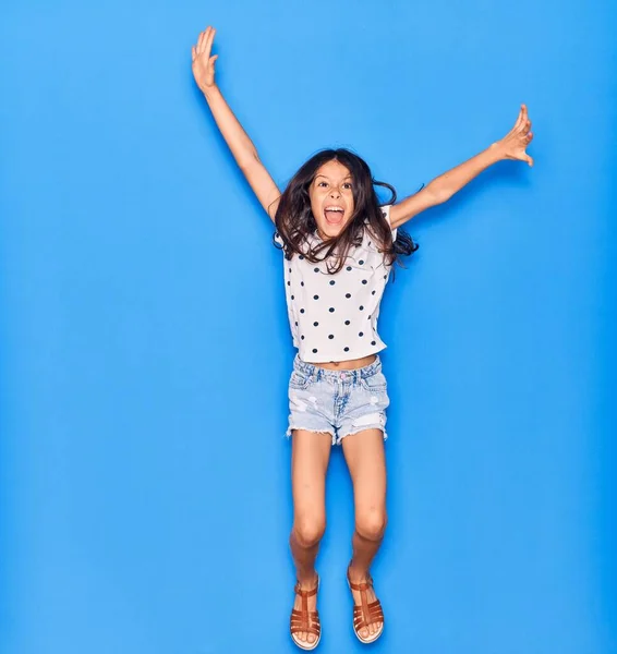 Adorável Menina Hispânica Criança Vestindo Roupas Casuais Sorrindo Feliz Saltando — Fotografia de Stock