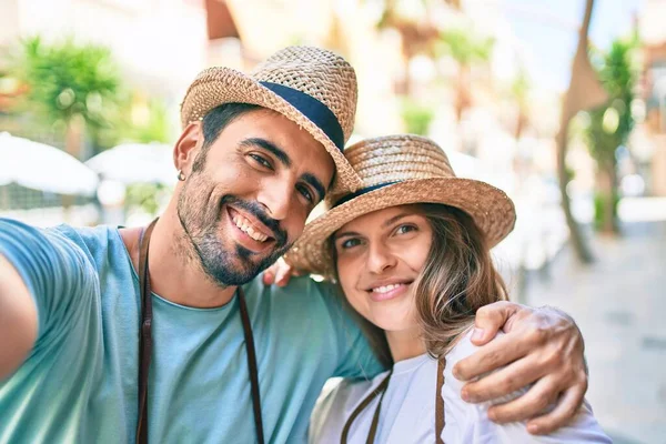 Junges Paar Mit Freund Und Freundin Auf Sommerreise Mit Sommermütze — Stockfoto