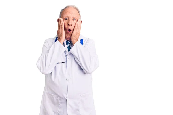 Doktor Önlüğü Steteskop Giyen Yaşlı Beyaz Saçlı Yakışıklı Adam Korkmuş — Stok fotoğraf