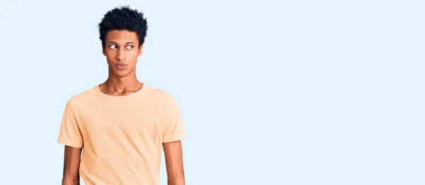 Jeune Homme Afro Américain Portant Des Vêtements Décontractés Souriant Regardant — Photo