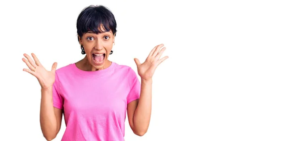 Mulher Morena Jovem Com Cabelo Curto Vestindo Roupas Casuais Celebrando — Fotografia de Stock