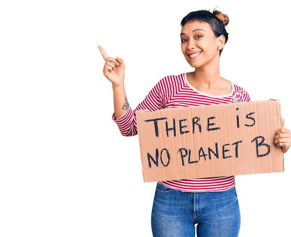 Νεαρή Γυναίκα Που Κρατά Εκεί Δεν Υπάρχει Πλανήτης Banner Χαμογελά — Φωτογραφία Αρχείου