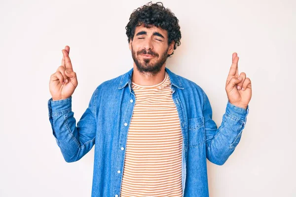 Joven Guapo Con Pelo Rizado Oso Vistiendo Chaqueta Vaquera Casual — Foto de Stock