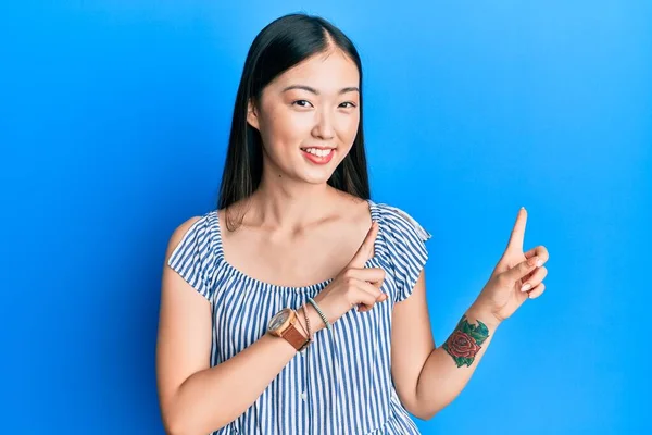 Jonge Chinese Vrouw Met Casual Gestreept Shirt Lachend Kijkend Naar — Stockfoto