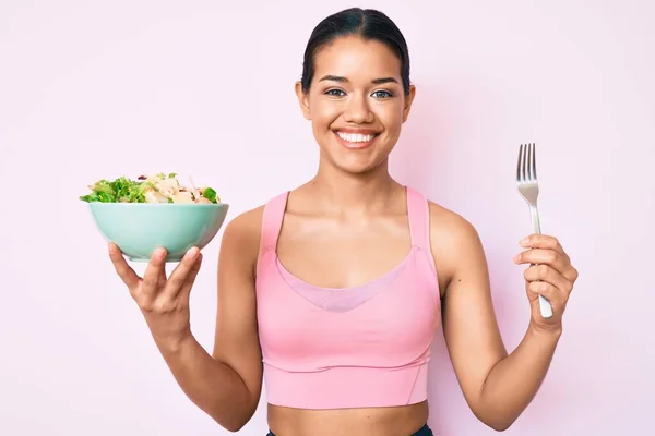 Jong Mooi Latijns Meisje Draagt Sportkleding Met Salade Glimlachend Met — Stockfoto
