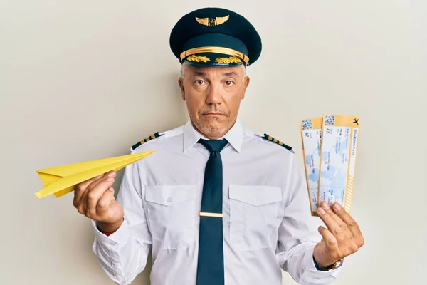 Pohledný Zralý Pilot Středního Věku Držící Papírové Letadlo Palubní Lístek — Stock fotografie