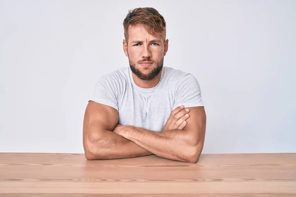 Jonge Blanke Man Met Losse Kleren Tafel Sceptisch Nerveus Afkeurende — Stockfoto