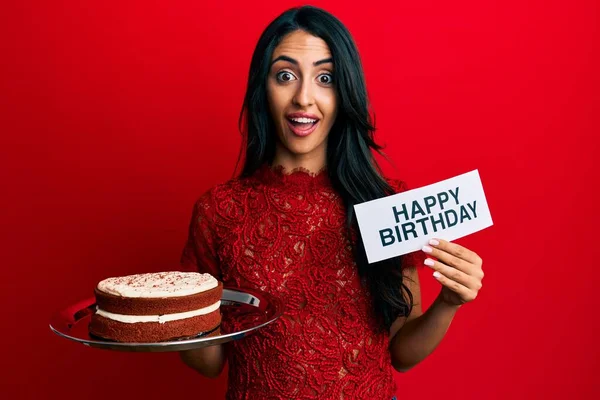 Hermosa Mujer Hispana Celebrando Cumpleaños Con Pastel Celebrando Loco Sorprendido — Foto de Stock