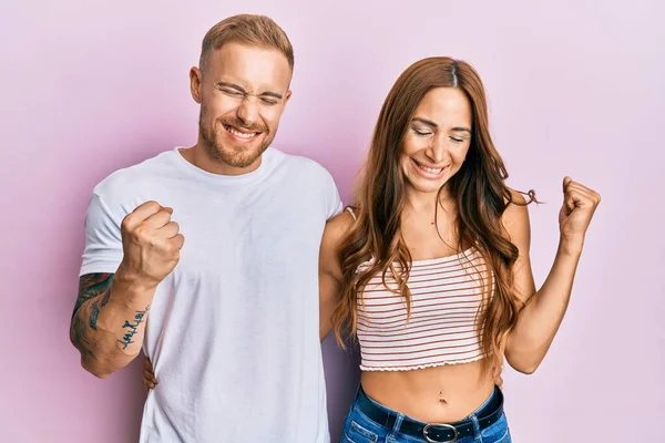 Casal Jovem Namorada Namorado Abraçando Juntos Muito Feliz Animado Fazendo — Fotografia de Stock