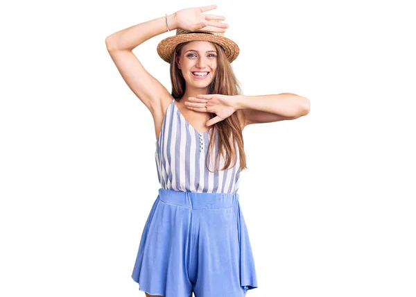Yazlık Şapkalı Neşeli Gülümseyen Güzel Sarışın Bir Kadın Elleri Havada — Stok fotoğraf