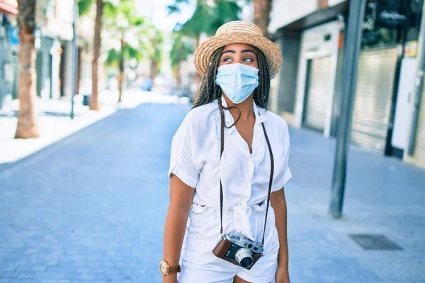 Jovem Afro Americana Com Tranças Usando Máscara Segurança Coronavírus Livre — Fotografia de Stock