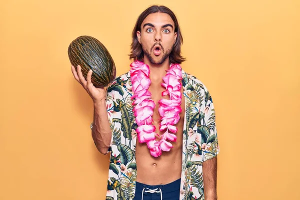 Ung Stilig Man Badkläder Och Hawaiian Lei Håller Melon Rädd — Stockfoto