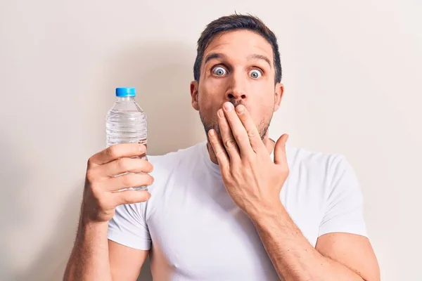 Ung Stilig Man Dricka Flaska Vatten För Uppfriskning Över Isolerade — Stockfoto