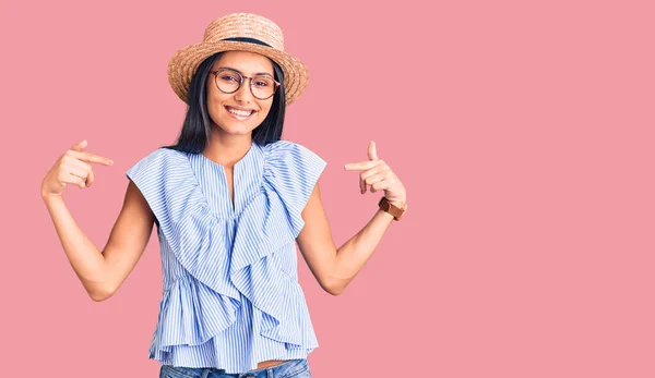 Junge Schöne Lateinische Mädchen Mit Sommermütze Und Brille Schauen Zuversichtlich — Stockfoto