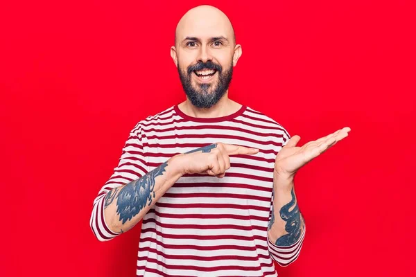 Joven Hombre Guapo Con Ropa Casual Asombrado Sonriendo Cámara Mientras —  Fotos de Stock