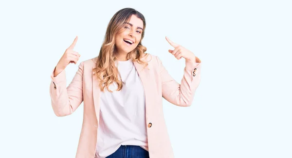 Mulher Branca Jovem Vestindo Roupas Negócios Sorrindo Apontando Para Cabeça — Fotografia de Stock