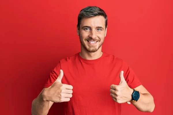 Hombre Caucásico Guapo Vistiendo Casual Camiseta Roja Signo Éxito Haciendo — Foto de Stock