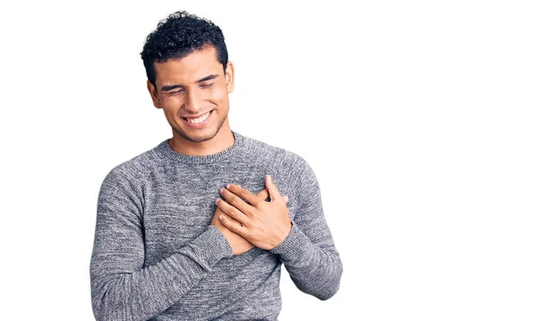 Jovem Hispânico Bonito Vestindo Camisola Casual Sorrindo Com Mãos Peito — Fotografia de Stock