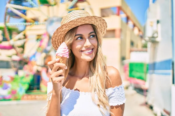 Joven Chica Turista Rubia Sonriendo Feliz Comiendo Helado Recinto Ferial —  Fotos de Stock