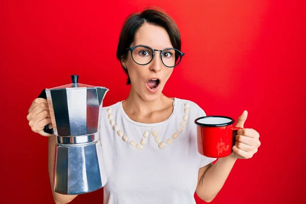 Jovem Morena Com Cabelo Curto Bebendo Café Italiano Com Medo — Fotografia de Stock