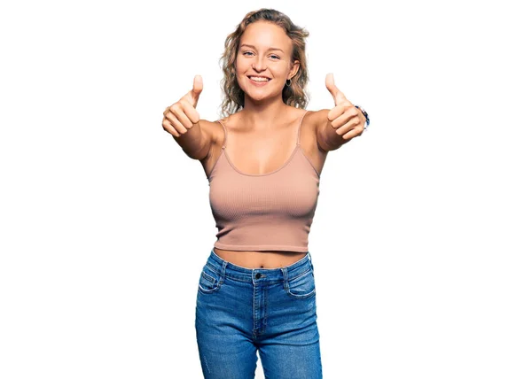 Hermosa Mujer Caucásica Vistiendo Ropa Casual Aprobando Hacer Gesto Positivo — Foto de Stock