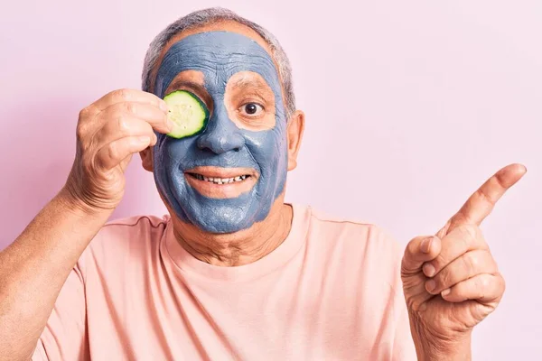 Hombre Mayor Con Pelo Gris Usando Máscara Belleza Barro Sosteniendo — Foto de Stock