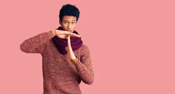 Joven Hombre Afroamericano Vistiendo Suéter Casual Invierno Bufanda Haciendo Tiempo —  Fotos de Stock