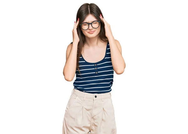 Joven Hermosa Chica Caucásica Con Ropa Casual Gafas Con Mano — Foto de Stock