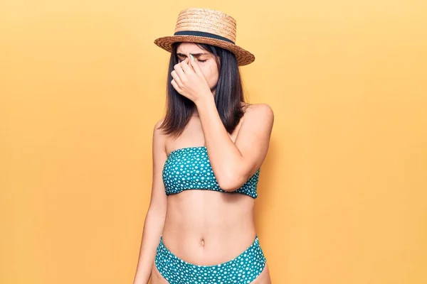Joven Hermosa Chica Con Bikini Sombrero Verano Cansado Frotando Nariz — Foto de Stock