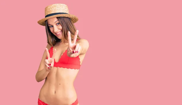 Mooie Brunette Jonge Vrouw Draagt Bikini Glimlachend Kijkend Naar Camera — Stockfoto