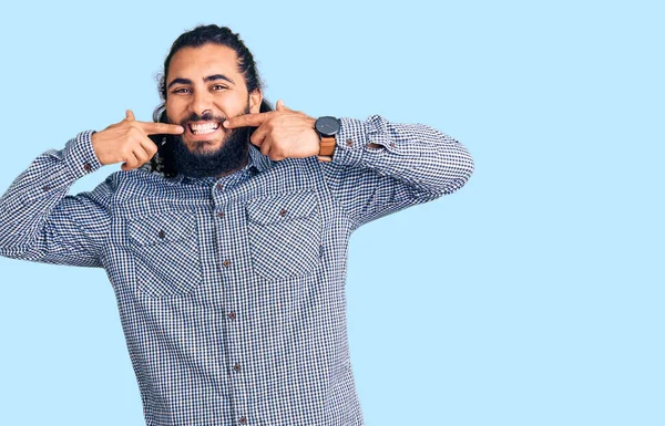 Joven Árabe Vestido Con Ropa Casual Sonriendo Alegre Mostrando Señalando —  Fotos de Stock