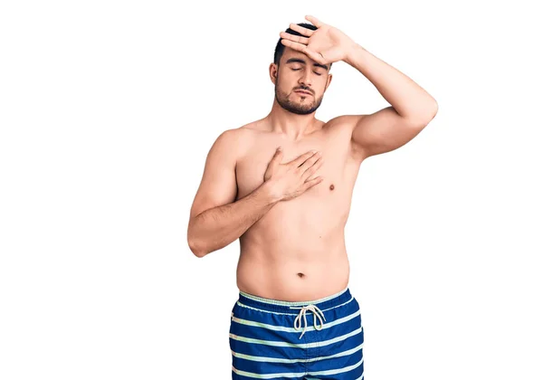 Młody Przystojny Mężczyzna Ubrany Strój Kąpielowy Dotykający Czoła Chorobę Gorączkę — Zdjęcie stockowe