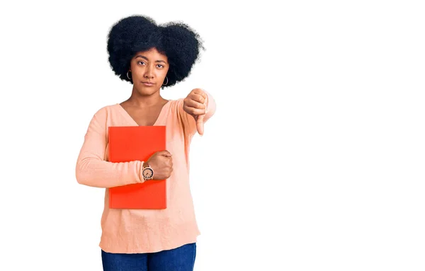 Ung Afrikansk Amerikansk Flicka Håller Bok Med Argt Ansikte Negativa — Stockfoto