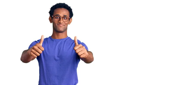 Afrikanischer Gutaussehender Mann Lässiger Kleidung Und Brille Der Positive Gesten — Stockfoto