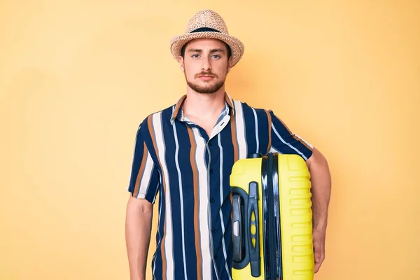 Joven Hombre Guapo Con Sombrero Verano Que Sostiene Actitud Pensamiento —  Fotos de Stock