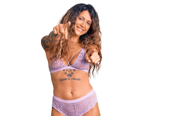 Jonge Spaanse Vrouw Met Tatoeage Dragen Lingerie Wijzend Naar Camera — Stockfoto