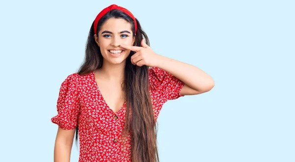 Brünettes Teenager Mädchen Sommerkleid Zeigt Mit Der Hand Auf Gesicht — Stockfoto