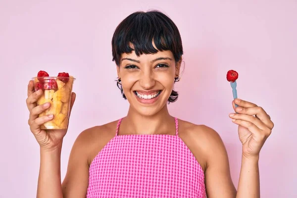 Hermosa Mujer Morena Comiendo Fruta Fresca Saludable Sonriendo Con Una —  Fotos de Stock