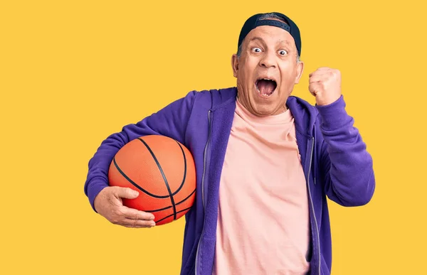 Älterer Gutaussehender Grauhaariger Mann Mit Basketballkorb Schreit Stolz Und Feiert — Stockfoto