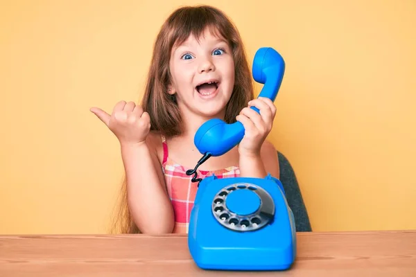 Masada Oturan Uzun Saçlı Beyaz Bir Kız Klasik Telefon Kullanıyor — Stok fotoğraf