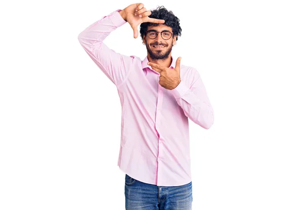 Jovem Bonito Com Cabelo Encaracolado Urso Vestindo Roupas Negócios Sorrindo — Fotografia de Stock