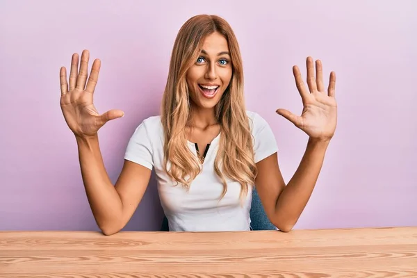 Schöne Blonde Junge Frau Lässiger Kleidung Sitzt Auf Dem Tisch — Stockfoto