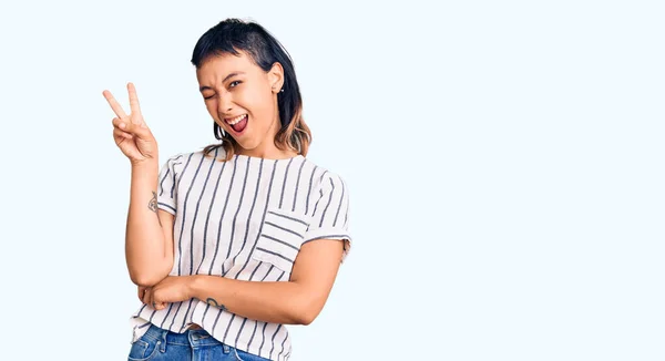 Mujer Joven Vistiendo Ropa Casual Sonriendo Con Cara Feliz Guiñando —  Fotos de Stock