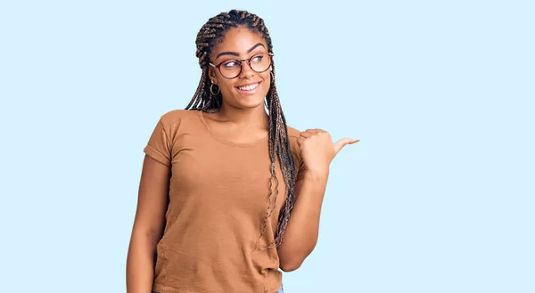 Молодая Африканская Американка Косичками Повседневной Одежде Очках Улыбается Счастливым Лицом — стоковое фото