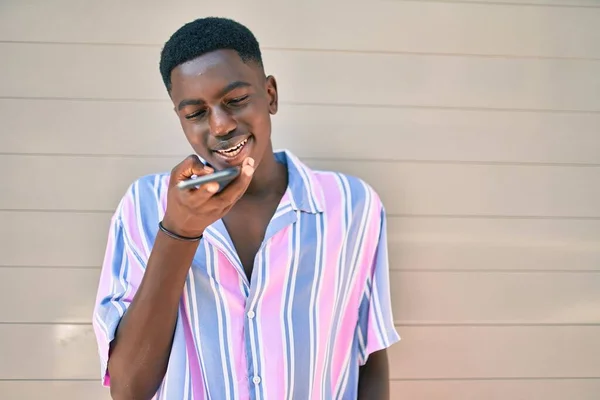 Genç Afrikalı Amerikalı Gülümseyen Adam Şehrin Caddesindeki Akıllı Telefonda Mutlu — Stok fotoğraf