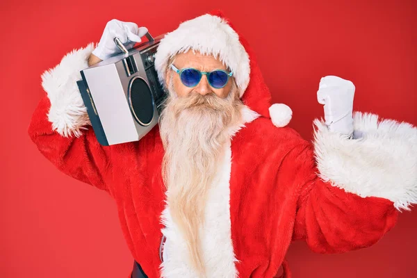 Velho Homem Sênior Vestindo Traje Papai Noel Boombox Irritado Frustrado — Fotografia de Stock