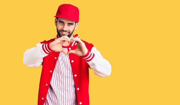 Joven Hombre Guapo Con Barba Con Chaqueta Béisbol Gorra Sonriendo —  Fotos de Stock