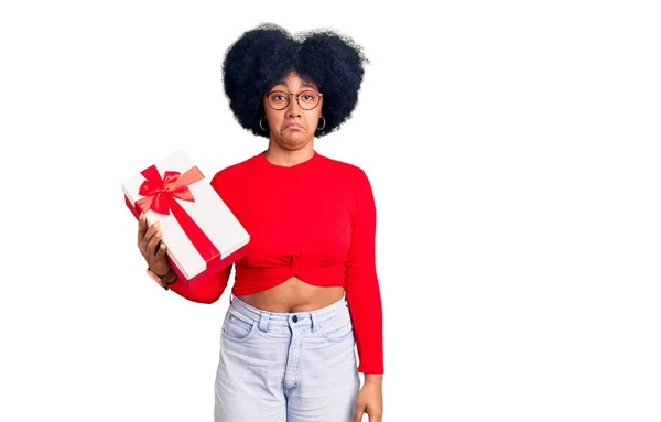 Junge Afrikanisch Amerikanische Mädchen Die Geschenke Der Hand Hält Deprimiert — Stockfoto