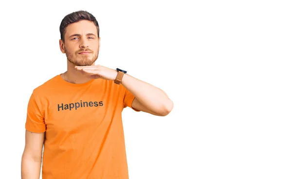 행복을 상징하는 문구가 티셔츠를 찌르는 청년은 폭력으로 공격을 — 스톡 사진